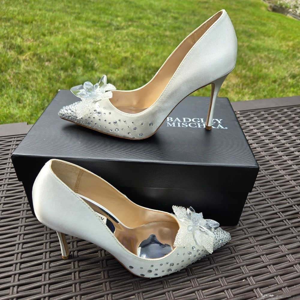 Badgley Mischka Halo White Flower Crystal Embellished Pointed Toe Heels NEW - Picture 2 of 14